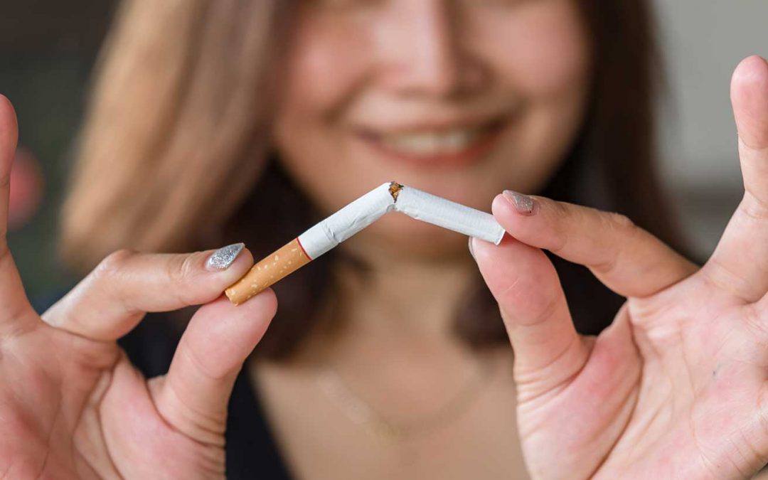 femme casse une cigarette en 2