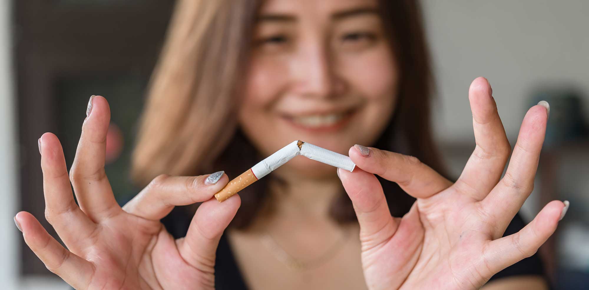 femme casse un cigarette en 2