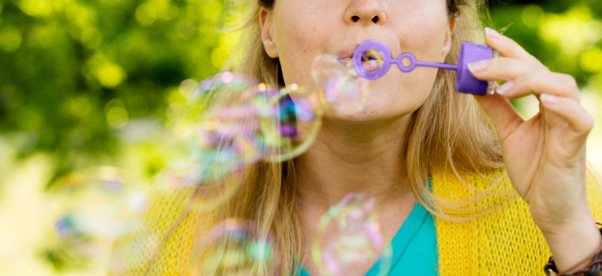 femme souffle pour faire des bulles