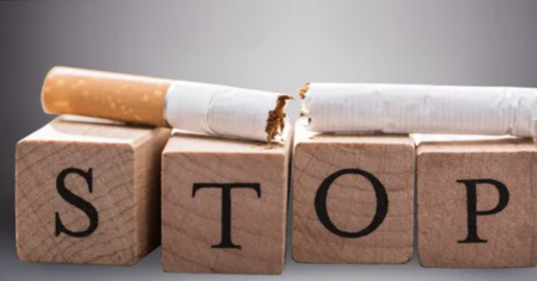 le mot STOP en lettres majuscules et une cigarette cassée