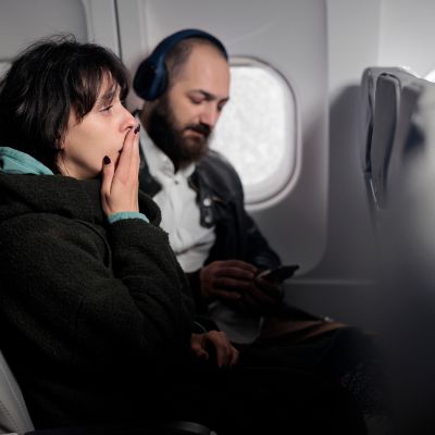 femme stressée avec son mari dans l'avion