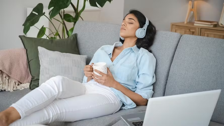 femme casque et ordinateur sur canapé