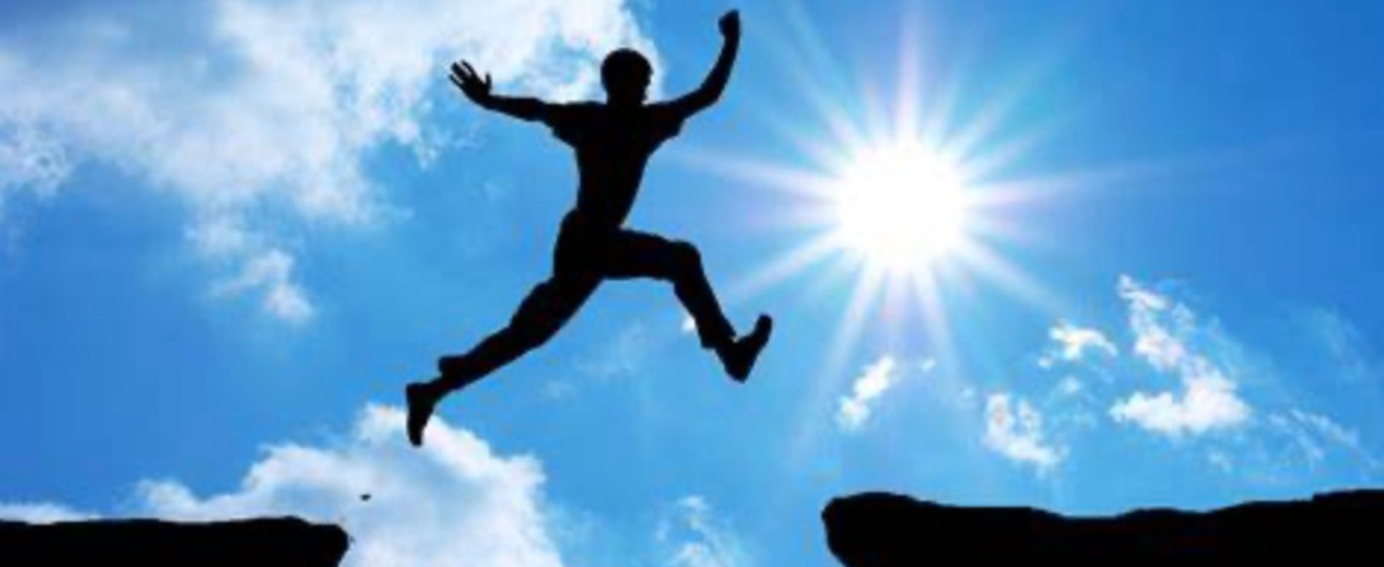 homme confiant qui saute entre 2 roches