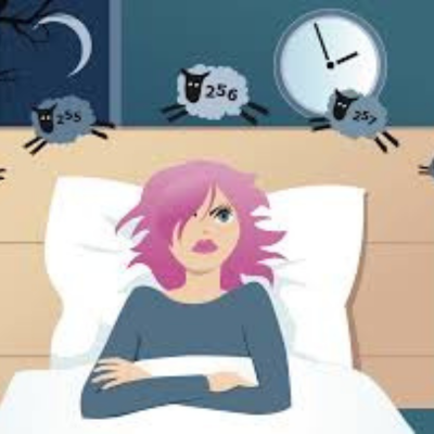 femme qui reste éveillée dans son lit